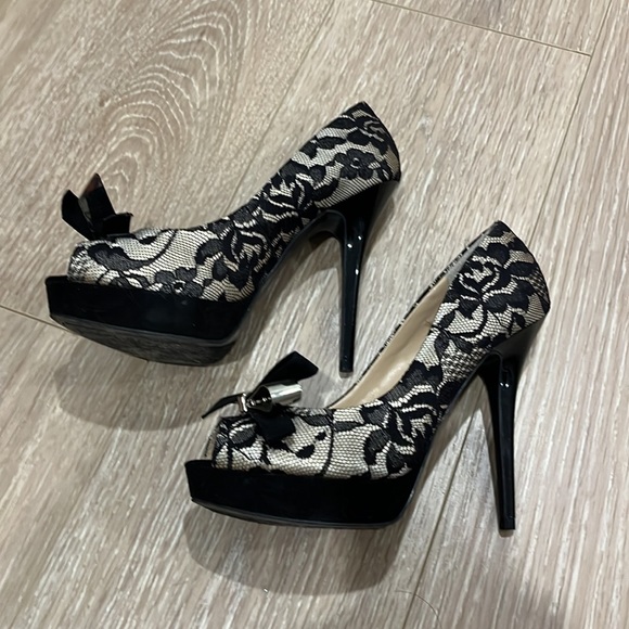 Guess Black Lace & Velvet 5” High Heels - size 7 - Picture 4 of 12